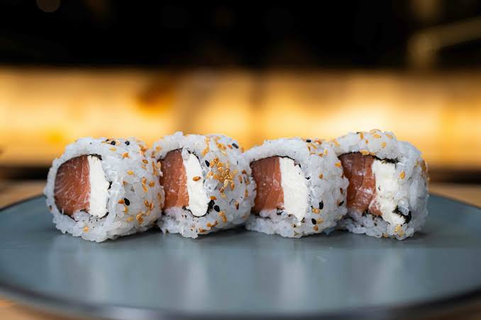 URAMAKI SALMÃO FRESCO